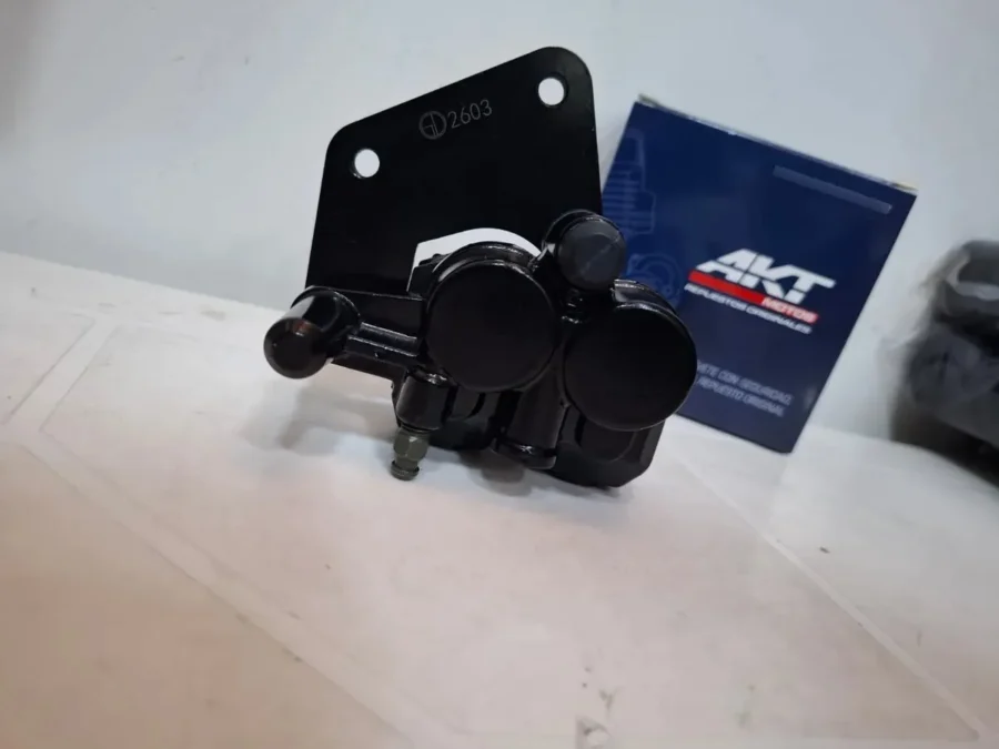 Caliper Mordaza De Freno Delantero Original Akt Nkd 125 +pastillas De freno - Imagen 3